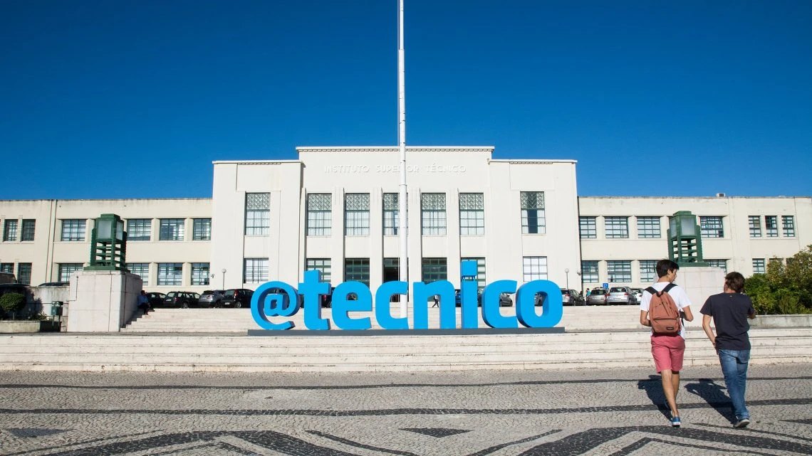 Instituto Superior Técnico: белое здание и синяя надпись @tecnico